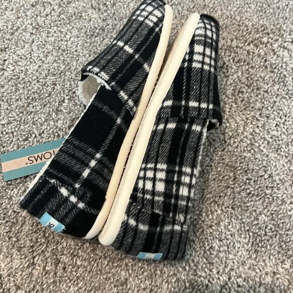 TOMS BLACK WHITE WOMENS FAUX SHEARLING SHOES Size 6 Belmont Slip‎ On Comfy Soft - Picture 5 of 16